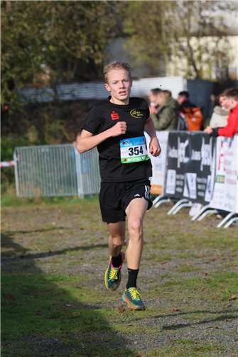 Jonas Löcher gewinnt die Landesmeisterschaften im Crosslauf. Foto: Holger Teusch
