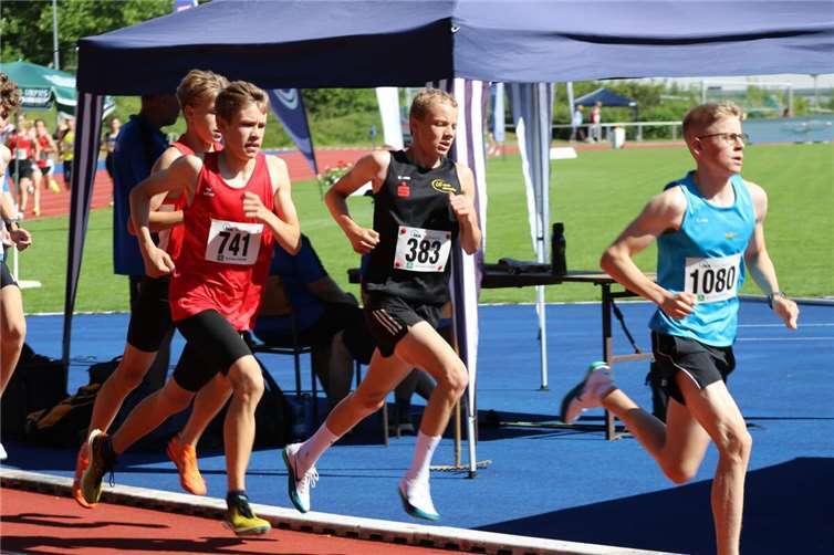 Jonas Löcher (schwarzes Trikot) läuft auf Platz 5 bei den Süddeutschen Meisterschaften.  Foto:Carsten Löcher
