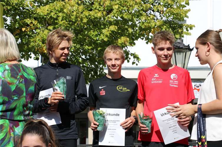 Jonas Löcher (schwarzes Trikot) lief mit Kreisrekord auf Platz sieben. Foto: privat