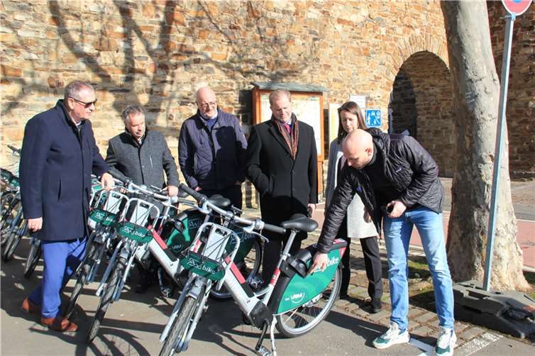 Jonas Löhr (rechts) erläutert (von links) Peter Diewald, Friedhelm Münch, Jürgen Schwarzmann, Stephan Pauly und Landrätin Cornelia Weigand die Funktiondes automatischen Schlosses.