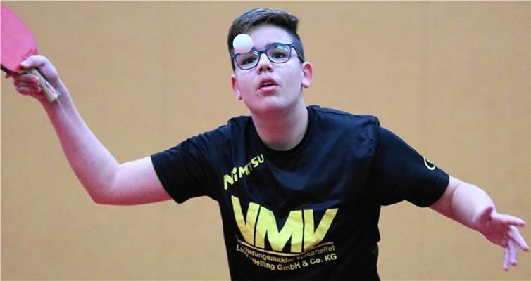 Jonas Nolde beim Aufschlag.  Foto: M. Schreiber