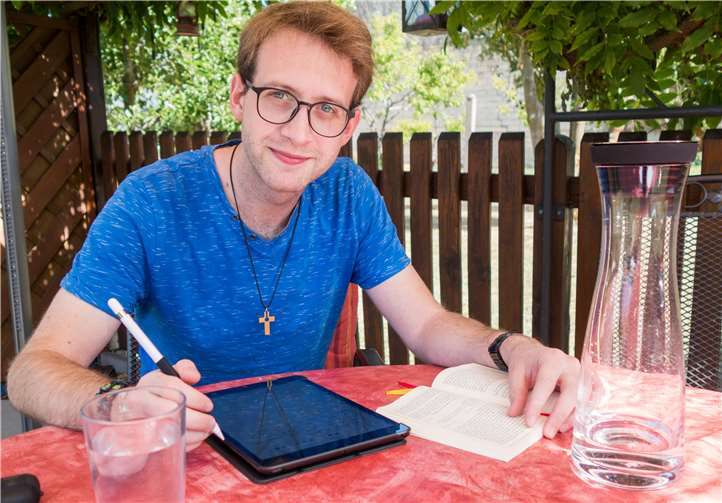 Das Schönste? Weggefährte sein! Jonas Staudt wird im September zum Priester geweiht.Foto: Bischöfliche Pressestelle Trier