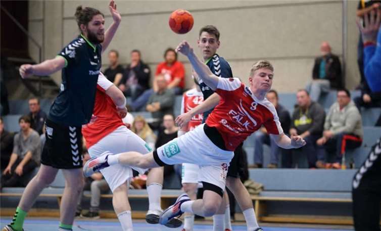 Jonas Strüder beim Torwurf. Roger Dreidoppel