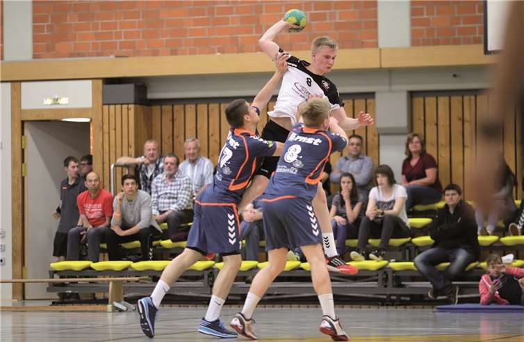 Jonas Strüder beim Torwurf gegen Zweibrückener Abwehrspielerprivat