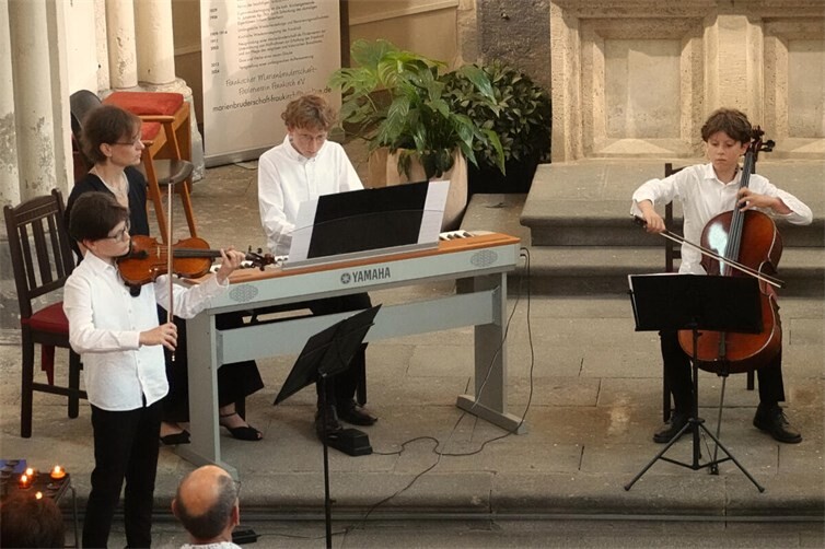 Jonas (Violine), Aaron (Klavier) und Elias Michel (Cello) bei ihrem Konzertauftritt in der Fraukirch.