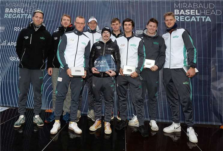 Jonas Wiesen (5.v.l.) mit seiner Achtermannschaft „Deutschland 1“ bei der Siegerehrung. In Konkurrenz von 34 Achtermannschaften errangen sie in Basel den Zweiten und den dritten Platz.Foto: DRV/Detlev Seybt)