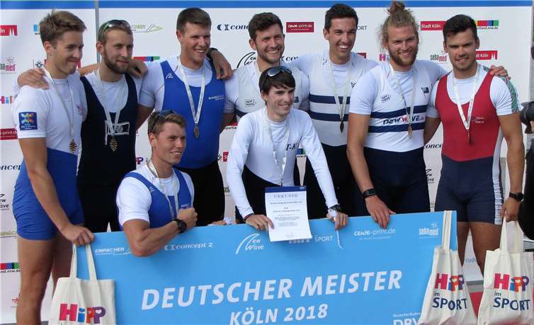 Jonas Wiesen (Mitte) gewann mit der deutschen Achterauswahl Gold. privat