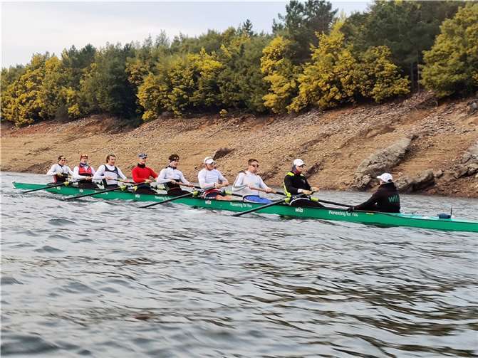 Jonas Wiesen als Steuermann (re.) im neuen Deutschland-Achter in Portugal.  Foto: privat