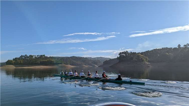 Jonas Wiesen an den Steuerseilen eines deutschen Achters im zweiten Trainingslager im portugiesischen Azul. Wer letztendlich im Achter sitzen darf, entscheidet die Zweier-Selektion am 1. April 2022. Die ersten vier Zweier finden sich dann mit Steuermann Jonas Wiesen als „Deutschlandachter“ im längsten Ruderboot (18 Meter) wieder.  Foto: privat