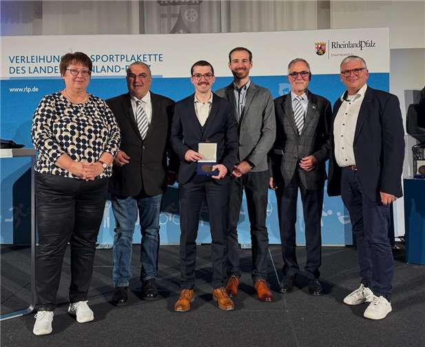 Jonas Wiesen mit den Gratulanten, v.l. Bettina Salzmann, Michael Hippert, Jonas Wiesen, Alexander Diedrich, Lutz Itschert und Gerhard Weber. Fotos: RG Treis-Karden