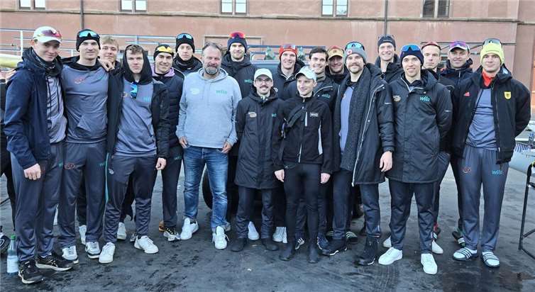 Jonas Wiesen (vorne 5.v.l.) mit seiner Achtermannschaft Deutschland 1, Deutschland 2, sowie Betreuern des Stützpunktes Dortmund. In Konkurrenz von 39 Achtermannschaften errang Deutschland 1 in Basel auf Kurz- und Langstrecke jeweils den Sieg.  Foto: DRV/Detlev Seyb