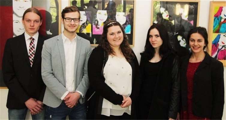 Jonas Wolber, Benet Neuefeind, Johanna Schmied, Ariane Commer und Delila Durgutovic vor ihren Porträitarbeiten. Privat