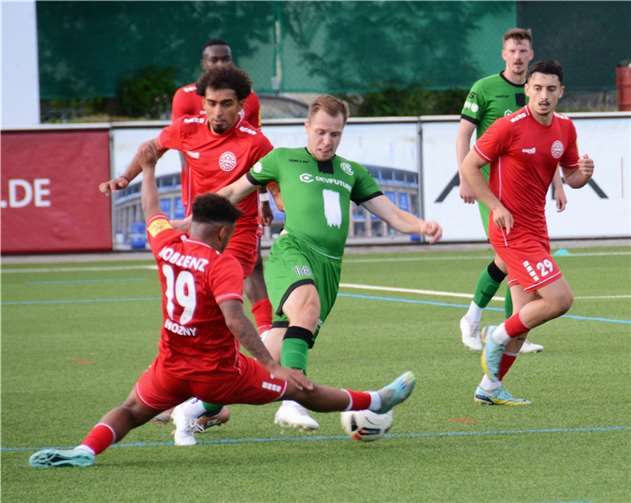 Jonas van Haacke (geb. Runkel) arbeitete wie immer viel, konnte gegen die kampfstarken Gäste aus Koblenz aber nur wenige Akzente setzen. Foto: Ulf Steffenfauseweh