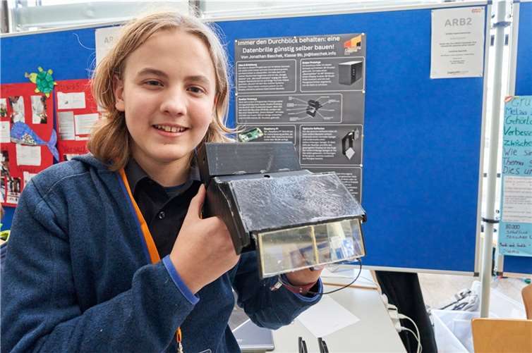 Jonathan Baschek vom Bischöflichen Cusanus-Gymnasium in Koblenz entwickelte eine günstige Datenbrille und errang damit Platz 1 in der Kategorie Arbeitswelt.  Fotos: Sascha Ditscher/evm.