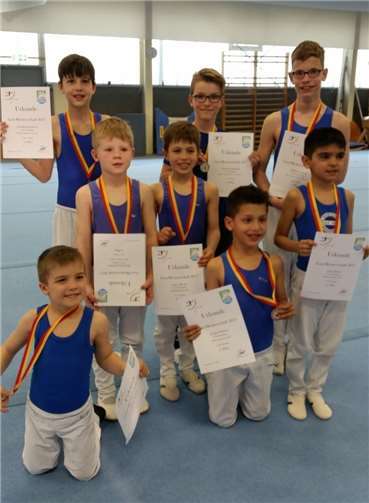 Jonathan Gassen, Aron Grünewald, Fabian Gassen, Maximilian Florek, Lukas Reuter, Arda Demir, Kian Welter, Joshua Kölzer (von hinten links).).  Privat