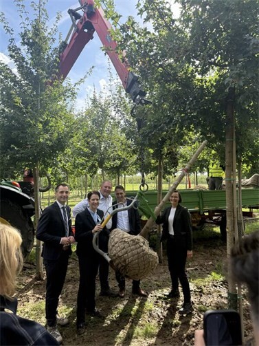 Jonathan Grunwald, Landtagsabgeordneter NRW, Wahlkreis Rhein-Sieg-Kreis, Silke Gorißen, NRW-Landwirtschaftsministerin, Christoph Dirksen, Geschäftsführer der Baumschule Ley, Vorsitzender Baumschulverband NRW, Sven Schnieber, Bürgermeister der Stadt Meckenheim, Christin Haack, Hauptgeschäftsführerin Landesverband Gartenbau NRW.Foto: Wilhelm Ley GmbH