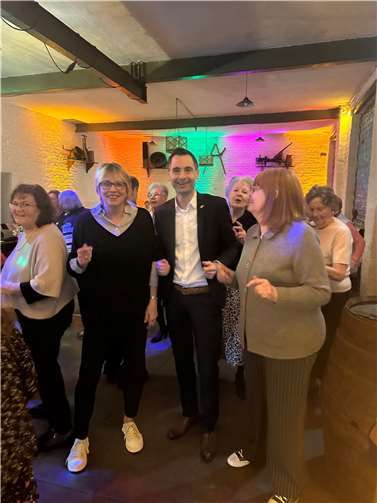 Jonathan Grunwald (Mitte) mit den Initiatorinnen Susanne Langguth (links) und Helga Ebel-Gerlach (rechts) von „gemeinsam statt einsam“ bei der Premiere der Veranstaltungsreihe „Schwofen wie in alten Zeiten“, einer Tanzparty für 60, 70, 80-Jährige im Februar 2024. Foto: Landtagsbüro Jonathan Grunwald, MdL