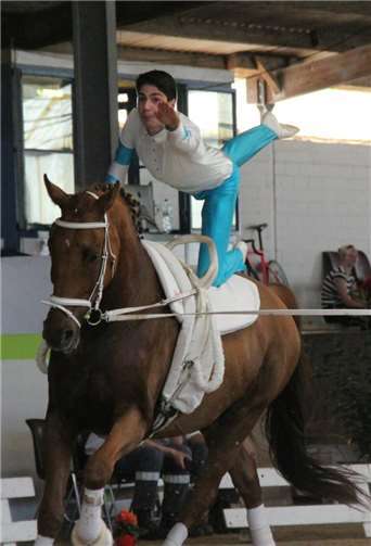 Jonathan Schumacher zeigt die Fahne.privat