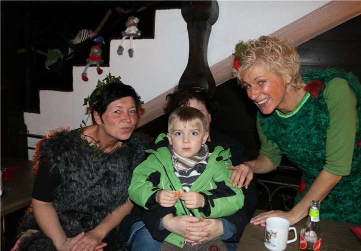 Jonathan Wittlich gemeinsam mit der Gruppe Gezwitscher Suppengrün.