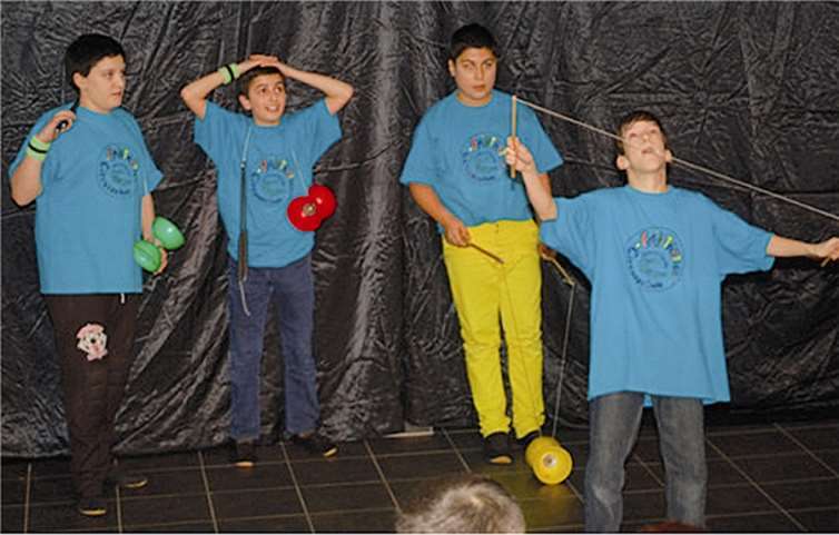 Jonglagen mit Ali, Ümit, Mahsun und Xaver. privat