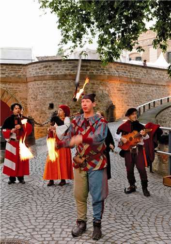 Jongleure und Musiker werden die Gäste unterhalten.privat