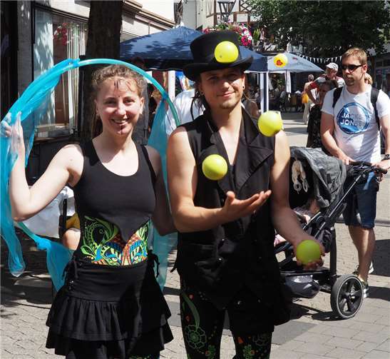 Jongleure zogen durch die Stadt.
