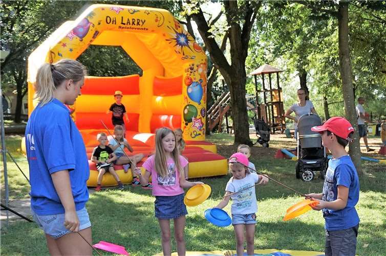 Jonglieren und andere Kunststücke brachten die Pädagogen vom Mitmachzirkus „Oh Larry“ den Kindern bei.