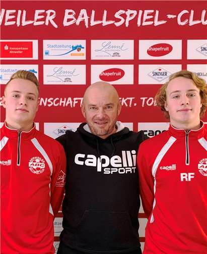 Jonny Susa (Mitte) freut sich über seinen beiden Neuzugänge (Alexander Fuchs (l.) und Raphael Fuchs (r.). Foto: Martin Brand