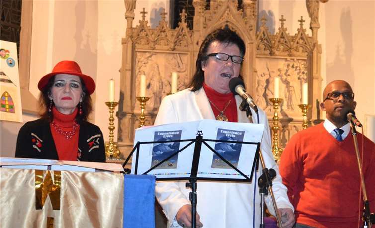 Jonny Winters und seine Gospelgruppe präsentieren neue und innovative Kirchenlieder.privat