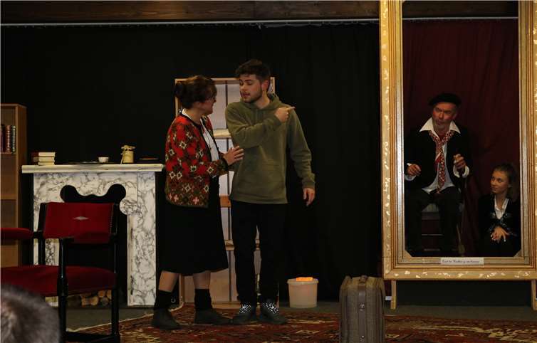 Jons Mutter glaubt ihm nicht, dass er Stimmen aus dem Bild hört.