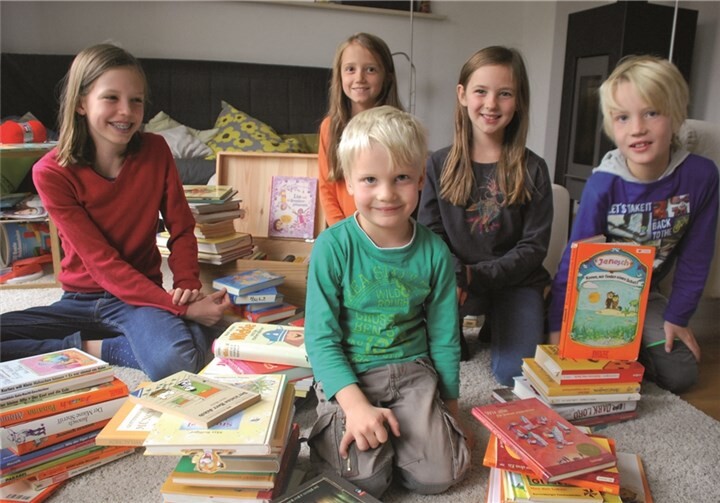 Joris, Mattheo, Klara, Gesine und Lynna helfen schon fleißig beim Sortieren der Bücher und würden sich freuen, wenn es noch mehr werden. privat