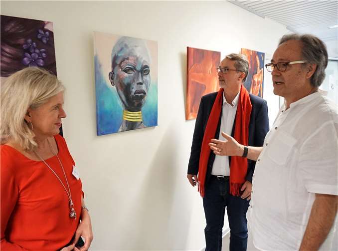 Josch Braun präsentiert VHS Leiterin Jutta Güntherund MdL Sven Lefkowitz die Bilder der Gruppe „Die Picassos“.