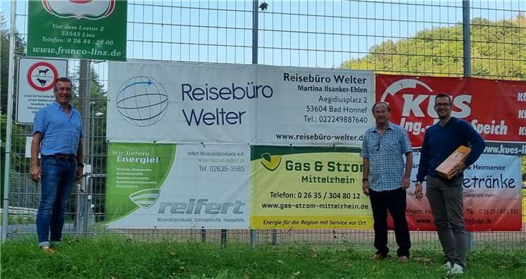 Josef Chevally überreichte Andre Reifert und Patrick Reifert ein Weinpräsent. Foto: privat