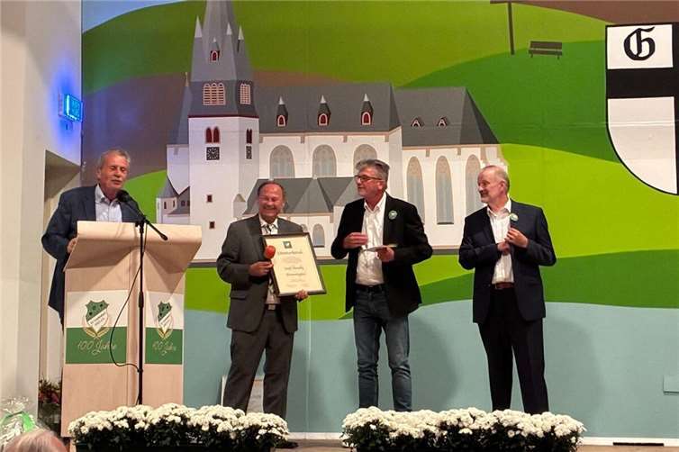Josef Chevally wurde zum Ehrenmitglied ernannt. Fotos: SV Leubsdorf
