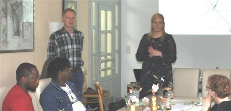 Josef Darscheid, ehrenamtlicher Jobcoach, und Ramona Junglas, Bildungskoordinatorin des Landkreises Cochem-Zell. Foto: VG Kaisersesch