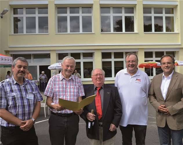 Josef Degen (Mitte) erhielt die Ehrenurkunde vom stellver. AWO-Kreisvorsitzenden Erwin Barabosch (2.v.l.), weitere Gratulanten (v.l.): Manfred Schmitz, Vorsitzender der AWO-Bad Breisig, Werner Fleischer, AWO-Kreisvorsitzender und Verbandsgemeindebürgermeister Bernd Weidenbach. privat