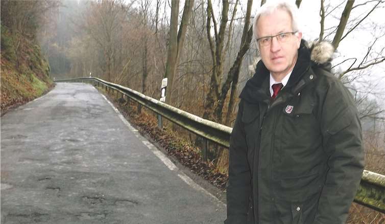 Josef Dötsch (MdL) besichtigte die Holper-Ausweichstrecke zwischen Isenburg und Isenburg-Siedlung.privat
