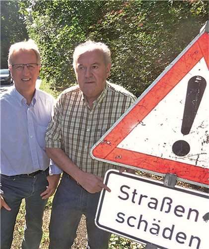 Josef Dötsch (MdL) und Bernhard Wiemer (v.l.n.r.) an der L 306. Privat