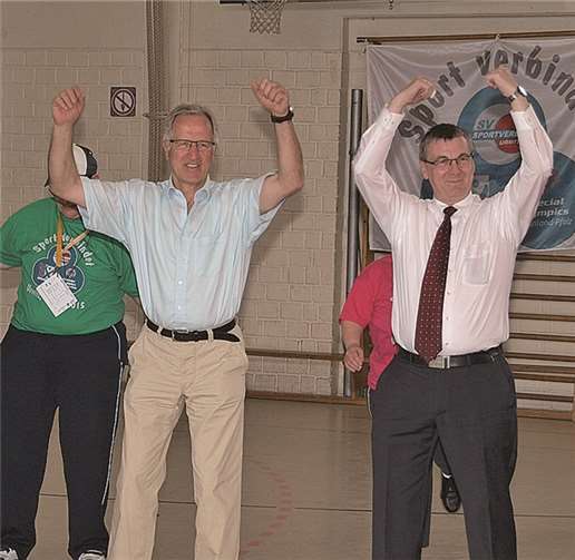Josef Dötsch (MdL) und Landrat Alexander Saftig waren mit sehr viel Eifer und noch mehr Energie beim kollektiven Zumba-Fitness-Tanz aktiv dabei.