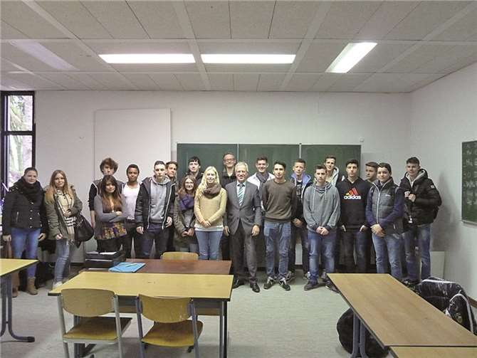 Josef Dötsch bei seinem Besuch in der Realschule plus in Vallendar. privat