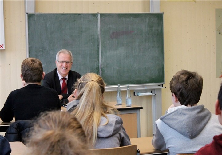 Josef Dötsch im Gespräch mit den Schülern.privat