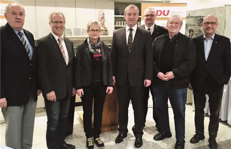 Josef Dötsch und Bernhard Wiemer ehrten die Mitglieder Michael Kessler, Peter Lindemann, Toni Gräf, Christoph Helling und Brigitte Steck.privat