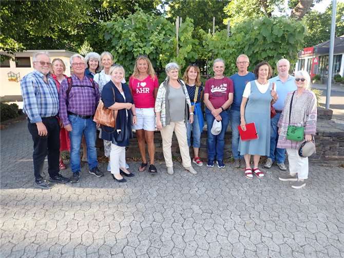 Josef Erhardt (2. v. rechts) gemeinsam mit den Gästeführern vor dem wahrscheinlich kleinsten Weinberg im Ahrtal.  Foto: Wolfgang Seidenfuß