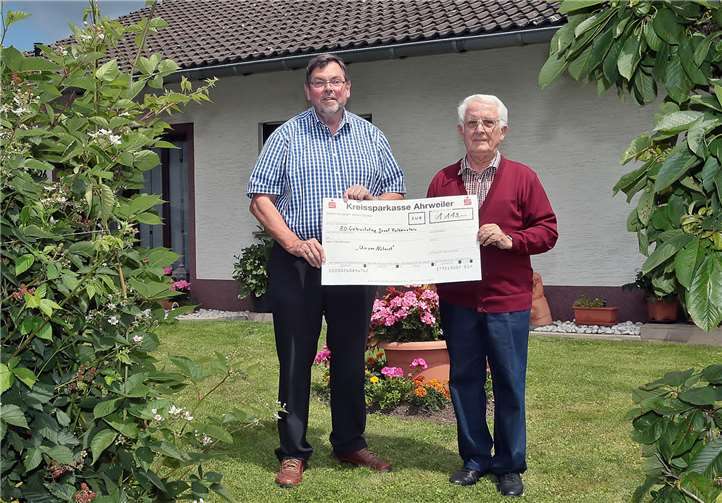 Josef Falkenstein hatte auf Geschenke zu seinem 80. Geburtstag verzichtet und konnte nun einen schönen Betrag spenden.  Dreschers