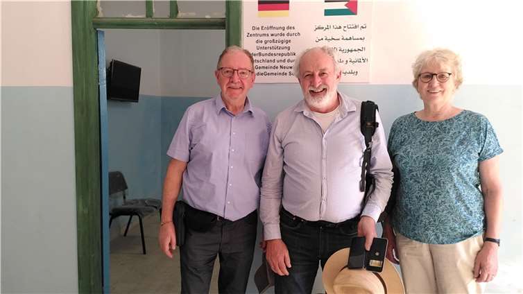 Josef Freise, Wolfgang Rahn und Elisabeth Freise am Ersthilfezentrum Surif.