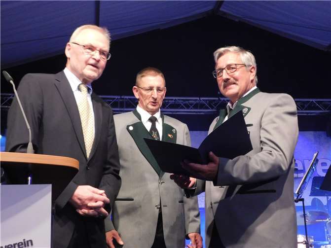 Josef Görg-Reifenberg ehrte Helmut Schmidt für 40 Jahre Mitgliedschaft.