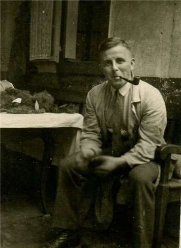 Josef Heinen, „Gerechter unter den Völkern“ Josef Heinen mit Pfeife. Foto: Familie Josef Heinen