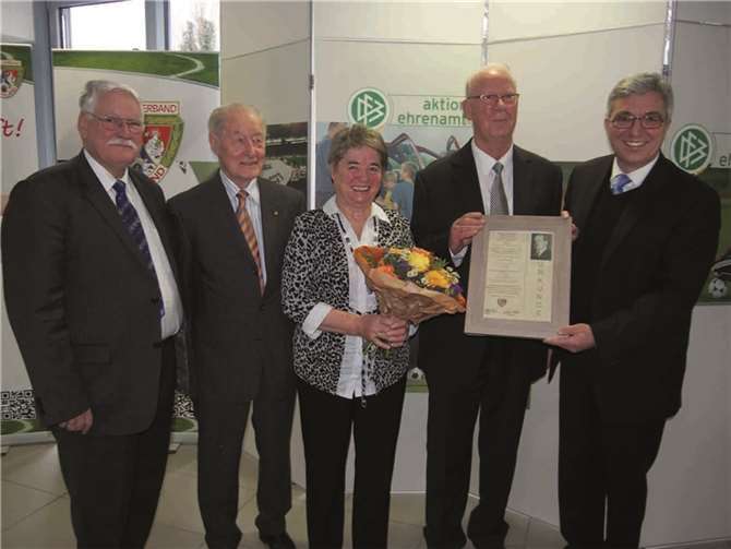 Josef Hens (2.v.r.) mit Ehefrau Helga, Innenminister Roger Lewentz (r.) FVR-Präsident Walter Desch (l.) und Laudator Karl Schmidt.UBU