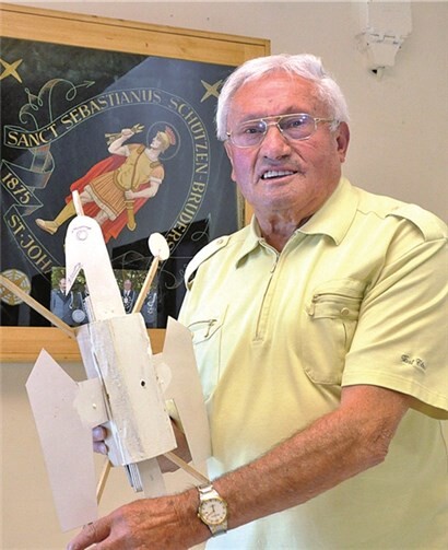 Josef Hilger fertigt die Adler für den Schützenverein.  Privat