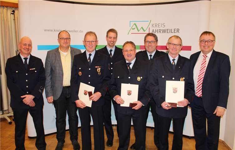 Josef Hoffmann (Schuld), Alfred Gillessen (Meuspath; 45 Jahre), Anton Schmitt (Meuspath; 45 Jahre) und Hermann Josef Schmitt (Meuspath; 45 Jahre) wurden mit dem Goldenen Feuerwehrehrenzeichen gewürdigt.